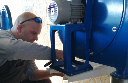 Sébastien lors d'une installation de 2 x moulins à farine PRO100 en Bourgogne